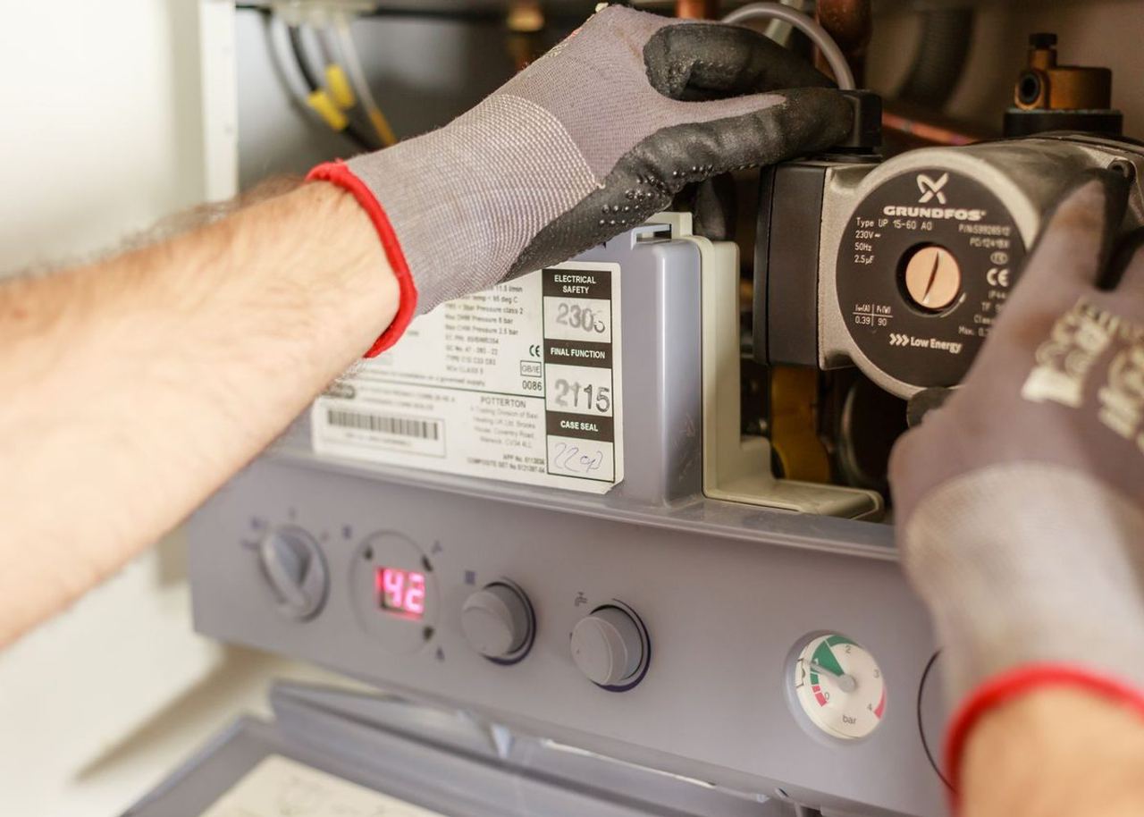 SHK-Techniker bei der Wartung einer Heizungsanlage
